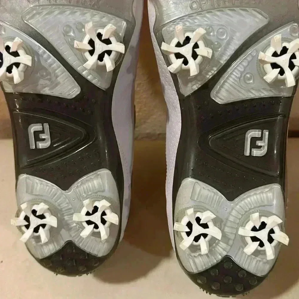 Women’s golf shoes. Size 8
